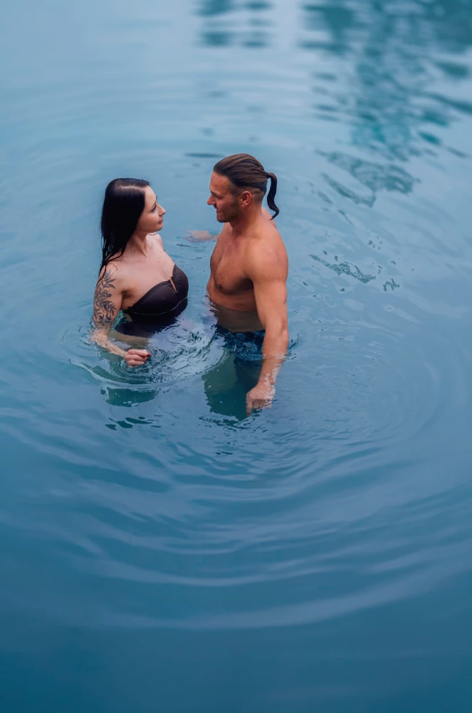 Para w basenie termalnym